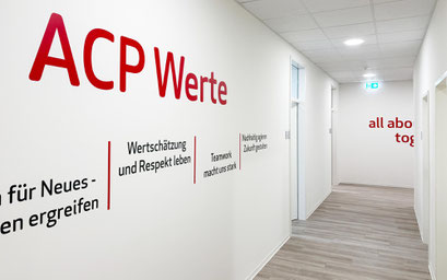 Kreative Wandbeschriftung mit Firmen-Werten im Flur