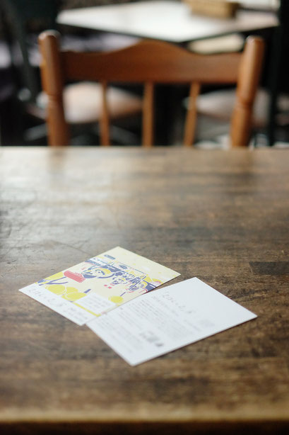 広島のイラストレーター、絵本作家、ミヤタタカシの絵本と絵の展示風景「カフェマルティッド」テーブルにて