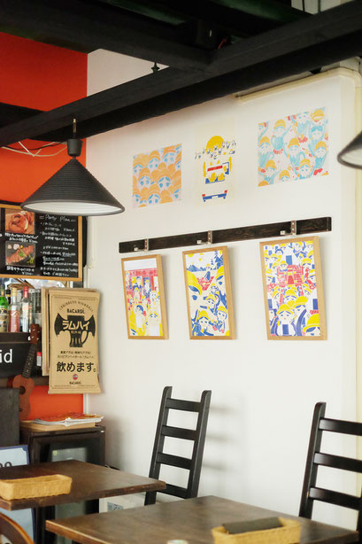 広島のイラストレーター、絵本作家、ミヤタタカシの絵本と絵の展示風景「カフェマルティッド」壁面にて