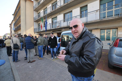Il segretario provinciale SAP   nel parcheggio di fronte la Questura durante l'Assemblea