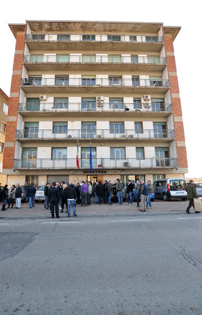 L'Assemblea dei poliziotti e del Personale civile  nel parcheggio di fronte la Questura