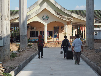 Grenzgebäude auf laotischer Seite - Gitti mit Rucksack und Sam mit Rollkoffer