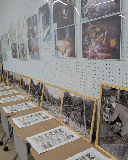 高尾祭の展示。右上の４枚が、タレントの東野幸治さんがダイナマイトを発見した所です