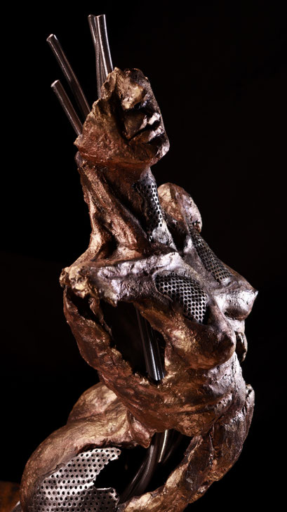 Émergence de l'être 28" x 10" x 10", Céramique et acier forgé, 3500$