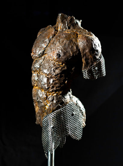 L'homme de fer, argile noire, 