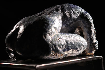 Sarah, céramique et acier, 19'' x 10'' x 9'' avec socle d'acier