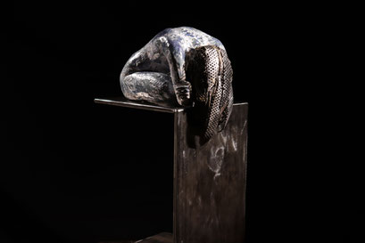 Sarah, céramique et acier, 19'' x 10'' x 9'' avec socle d'acier