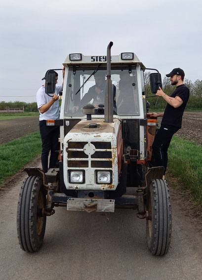 Kevin und seine Mechatroniker Crew kommt  zum Weidezaunbau - da kann nix mehr schief gehn