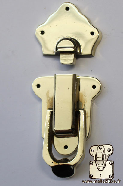 Quincaillerie traditionnelle pour grandes malles.