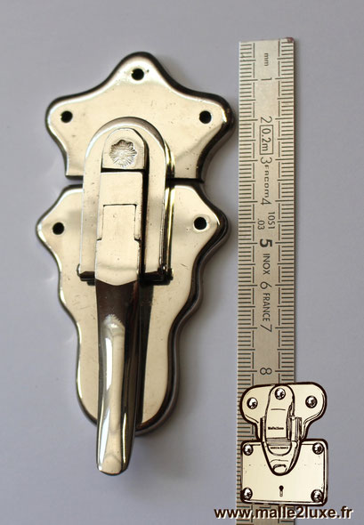 FAS-M Au Soleil nickel-plated trunk latch.