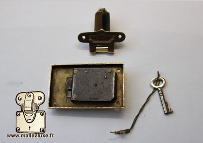 Original Aux États-Unis SVP-M solid brass suitcase lock.