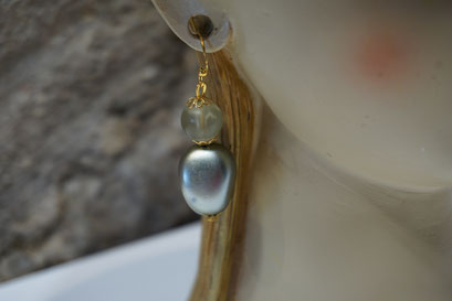 Ohrring aus Vintage Kunststoff Perlen in Grün und Gold. Design und Ausführung: Zeitzeugen-Manufactur. Preis: 3,50 €