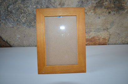 Stand Bilderrahmen aus Holz mit Glas. Maße: 18,5 cm hoch und 13,5 cm breit. Innenmaß für das Foto 14 cm x 9 cm. Preis: 2,00 €