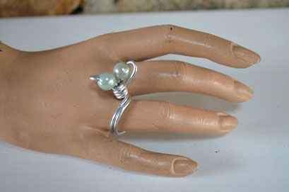 Ring aus Aludraht und einem Musterknopf. Unikat, Handarbeit. Design by Zeitzeugen-Manufactur. 5,00 €