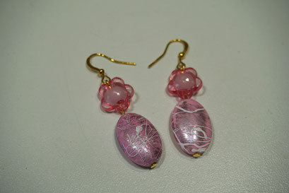 Ohrringe mit Keramik und Kunststoff Blumen in rosa. Design und Ausführung: Zeitzeugen-Manufactur. Preis: 3,50