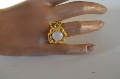 Ring aus Aludraht und einem Musterknopf. Design by Zeitzeugen-Manufactur, Unikat, Handarbeit. 3,90 €