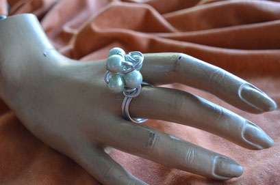 XXL Statement Ring, kunstvoll verdrahtete Kunststoff Perlen, Handarbeit, Design by Zeitzeugen-Manufactur. Preis: 5,00 €
