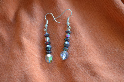 Modeschmuck Ohrhänger aus alten, schillernden Glas Perlen. Handarbeit und Design by Zeitzeugen-Manufactur. Preis: 3,10 €