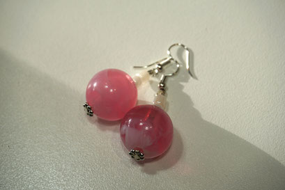 Ohrringe mit großen Kunststoff Perlen in rosa, weiß marmoriert. Design und Ausführung by Zeitzeugen-Manufactur. Preis: 3,50 €