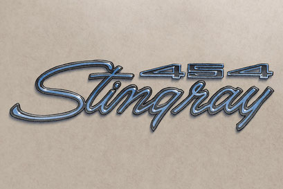 Le lettrage Stingray est dessiné comme celui appliqué sur les ailes de la voiture