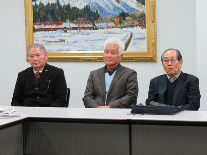 六球会説明　右から長谷川さん(S32卒)、原田さん(S35卒)、古賀さん(S38卒)