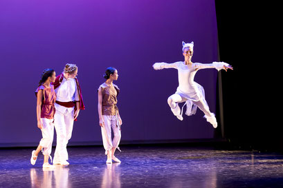 Balletttänzerinn der Academie de Danse im Sprung in der Aufführung von "Lovor & Milian" im Lessing Theater Wolfenbüttel