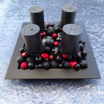 gothic deko schwarz roter adventskranz schwarze weihnachten schwarze dekoration gesteck schwarze kerze schwarze christbaumkugeln