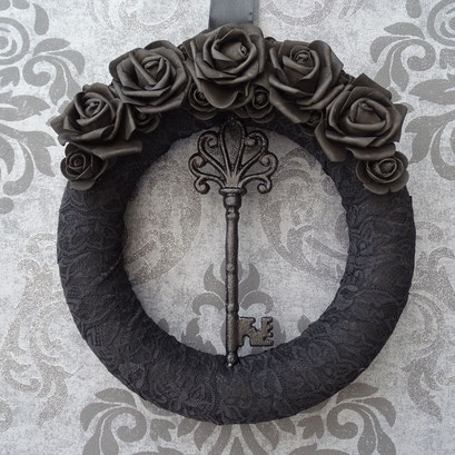 schwarz-roter türkranz mit schlüssel gothic deko dekoration black home decor schwarze rose