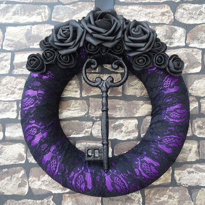 schwarz-violetter türkranz mit schlüssel gothic deko dekoration black home decor schwarze rose