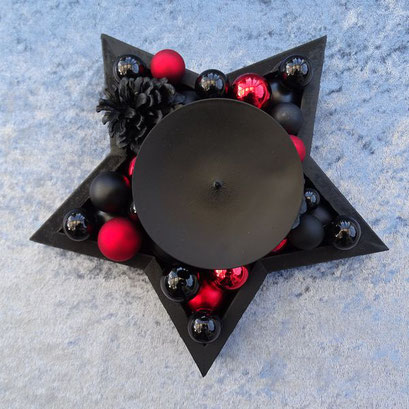 gothic deko schwarz roter adventskranz schwarze weihnachten schwarze dekoration gesteck schwarze kerze schwarze christbaumkugeln