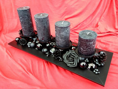 gesteck schwarzes adventsgesteck schwarzer adventskranz schwarz gothic advent kerze rose black decorations decoration deko