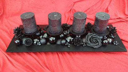 schwarzes gesteck adventsgesteck schwarzer adventskranz schwarz gothic advent kerze rose black  decorations deko