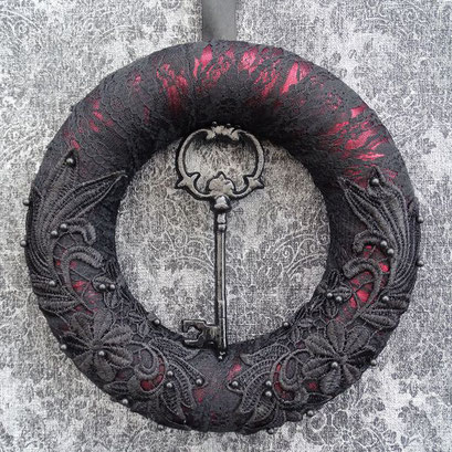 schwarz-roter türkranz mit schlüssel gothic deko dekoration black home decor schwarze rose