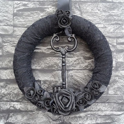 schwarzer türkranz mit schlüssel gothic deko dekoration black home decor schwarze rose
