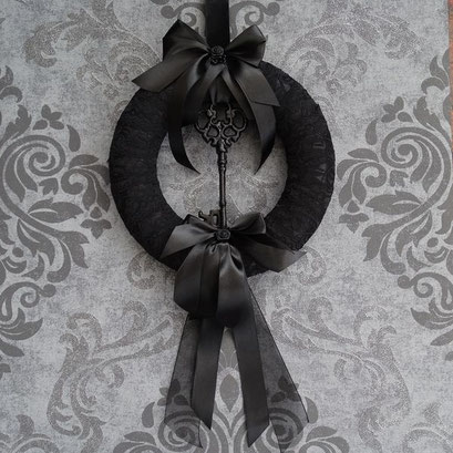 schwarzer türkranz mit schlüssel gothic deko dekoration black home decor schwarze rose