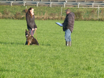 Julia Mittermaier mit Nanu von der Wolfskralle und Leistungsrichter Norbert Schulz