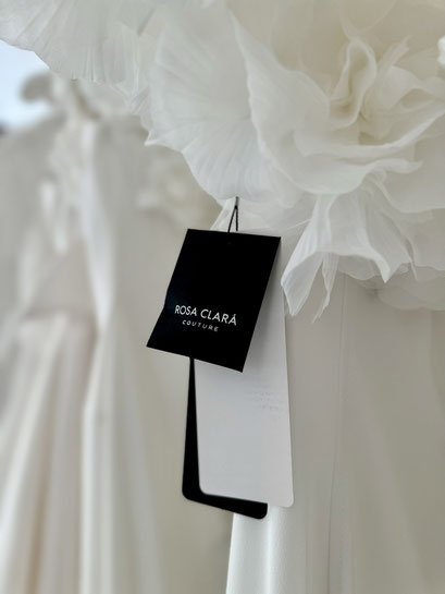 Rosa Clara Couture Label an einem Brautkleid