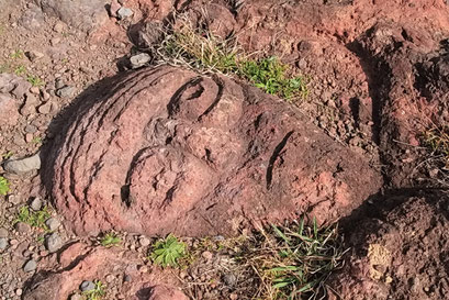 Steinskulpturen im Boden