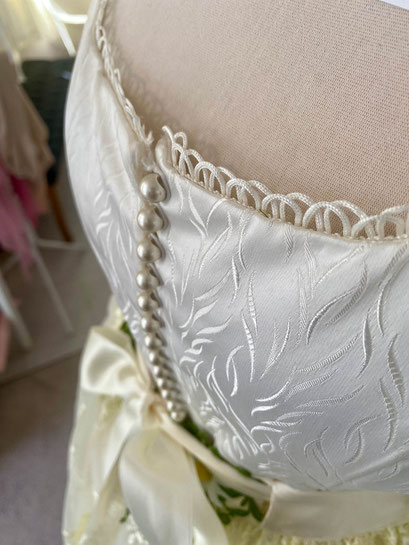 Unikat Dirndl für 500 Euro anstatt 1800 Euro bei Brautmoden Tegernsee