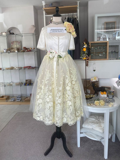 Unikat Dirndl für 500 Euro anstatt 1800 Euro bei Brautmoden Tegernsee