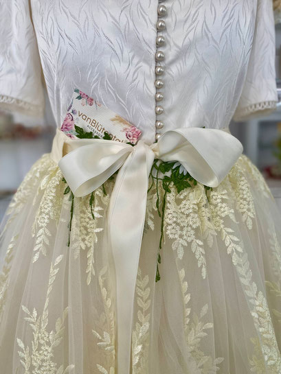 Unikat Dirndl für 500 Euro anstatt 1800 Euro bei Brautmoden Tegernsee