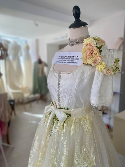 Unikat Dirndl für 500 Euro anstatt 1800 Euro bei Brautmoden Tegernsee