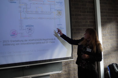 Too busy to not continuously work on innovation? Claudia Möller (AGAPLESION) berichtet über Innovationspraktiken beim Social Talk 2019 in der EHD. | Foto: Schlitt, EKKW