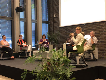 Moderation der Diskussionsrunde von Tanja Dubas (Hans und Ilse Breuer-Stiftung) auf dem Fachtag "Räume für Demenz. WGs gründen – WGs leben" | Foto: IZGS der EHD