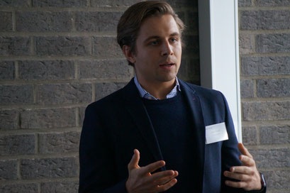 Jasper Böckel (Mitgründer und Geschäftsführer von Myosotis GmbH) zeigt beim Social Talk 2019, wie Startups als Innovationsmotor genutzt werden können. | Foto: Schlitt, EKKW