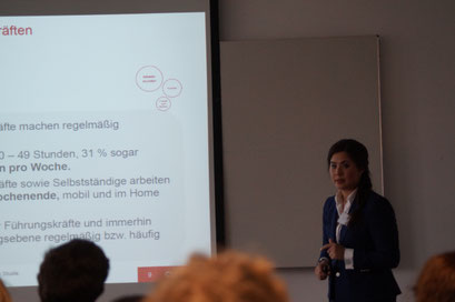 Wie effizientes Zeitmanagement Innovation ermöglicht stellt Annemarie Fajardo (CURACON) beim Social Talk 2019 in der EHD vor. | Foto: Schlitt, EKKW