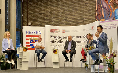 (v.l.) Dr. Häbel, Dr. Graf Strachwitz (Maecenata Institut), Prof. Dr. Zimmer, (IfPol der Universität Münster), Prof. Dr. Vilain (EHD) und Dr. Weichert (Digitale Nachbarschaft) beim II. Hessischen Engagementkongresses 2021. | © Foto: S. Schlitt, EKKW