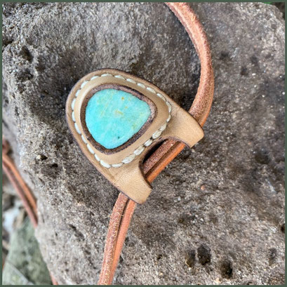 Halskette mit Amazonit Stein, blaugrün, in ungefärbtem, pflanzlich gegerbtem Leder gefasst mit Handnaht.