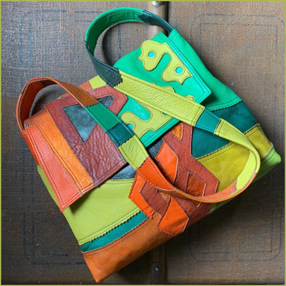 Lederhandtasche freies Patchwork in Grün-, Orange- und Gelbtönen, Unikat, Draufsicht.