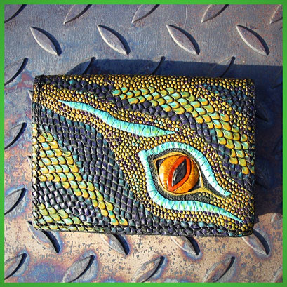 Handpunzierter Ledergeldbeutel  Drachenschuppen und Auge, Grüntöne, Blautöne, Türkis,  Lila, Auge gelb.